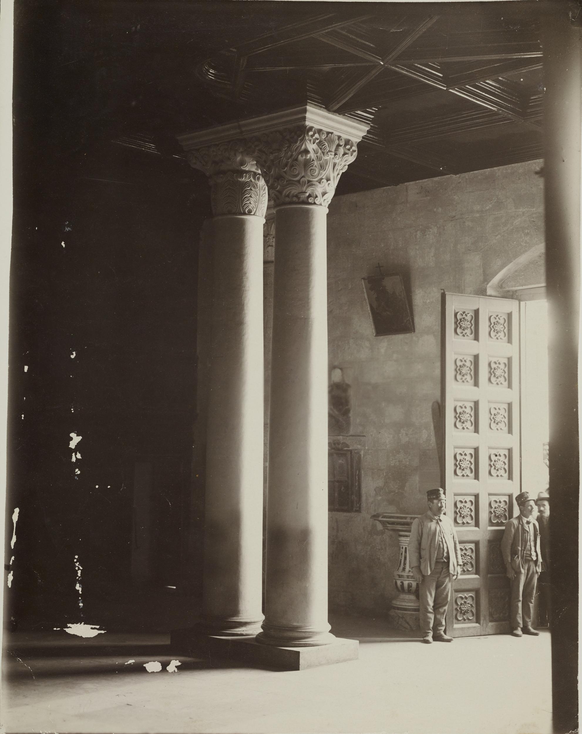 Fotografo non identificato, Acquaviva delle Fonti - Cattedrale, capitelli su colonne linate, 1901-1925, gelatina ai sali d'argento/carta, MPI130129