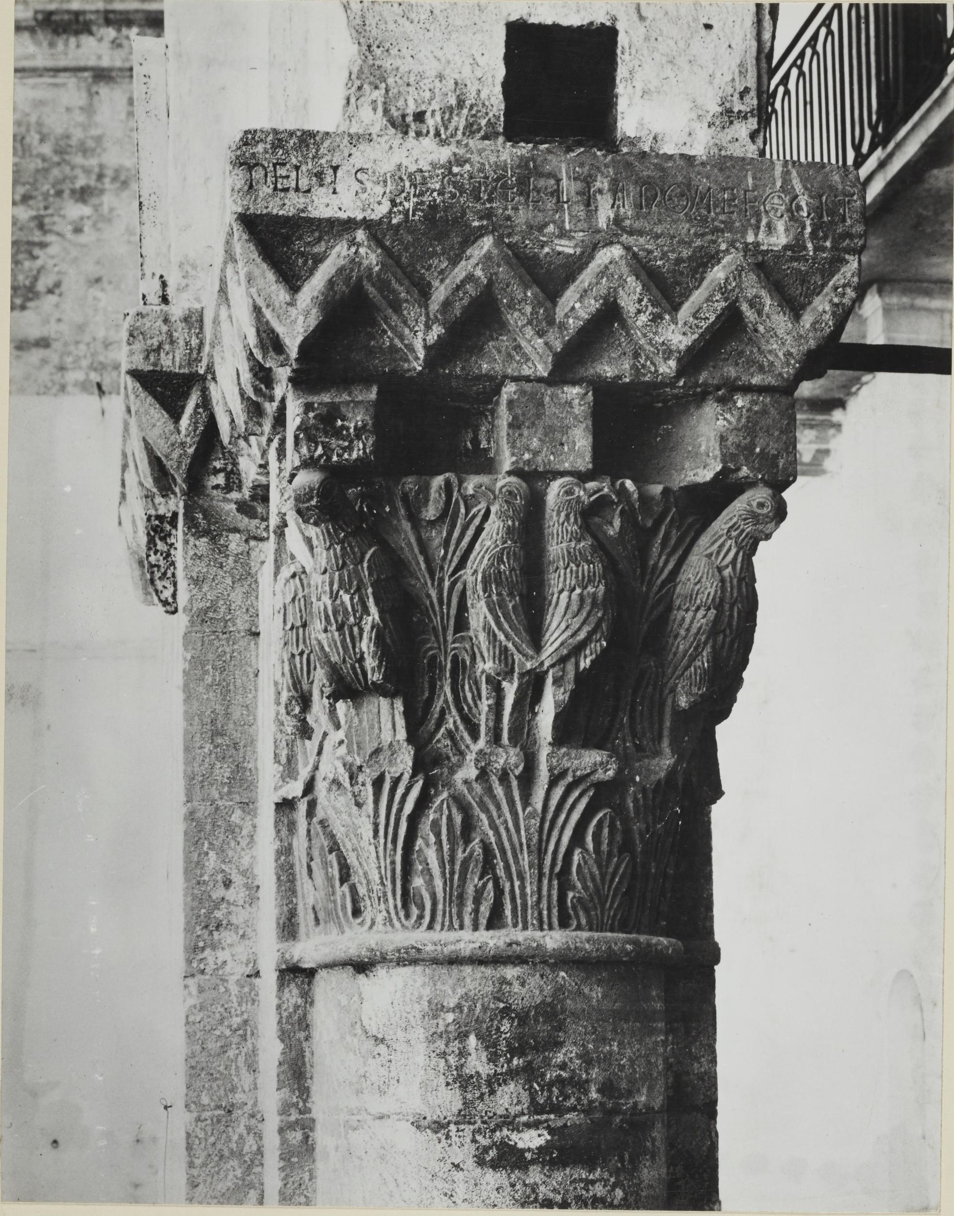 Fotografo non identificato, Bari - Castello Svevo , loggia cortile sud-est, capitello con pulvino, 1951-1975, albumina/carta, MPI6023073B