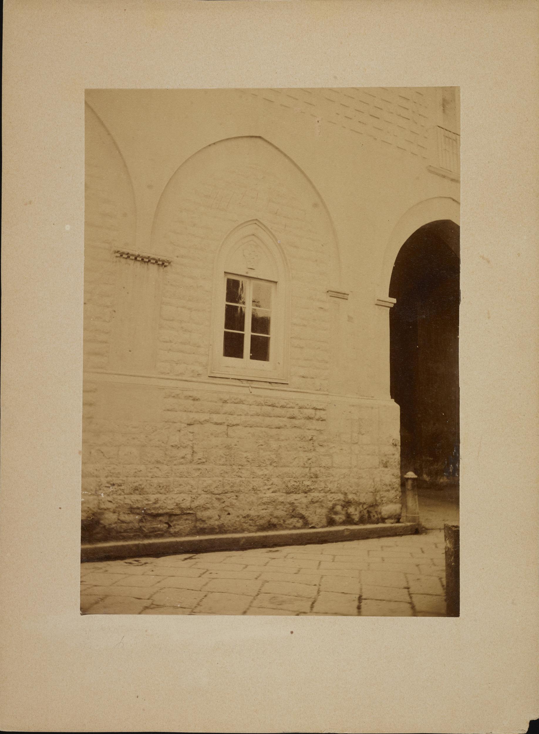 Fotografo non identificato, Barletta - Palazzo Bonelli, particolare di una finestra, 1880 ca., albumina/carta, 15,6x21,8 cm, MPI312827