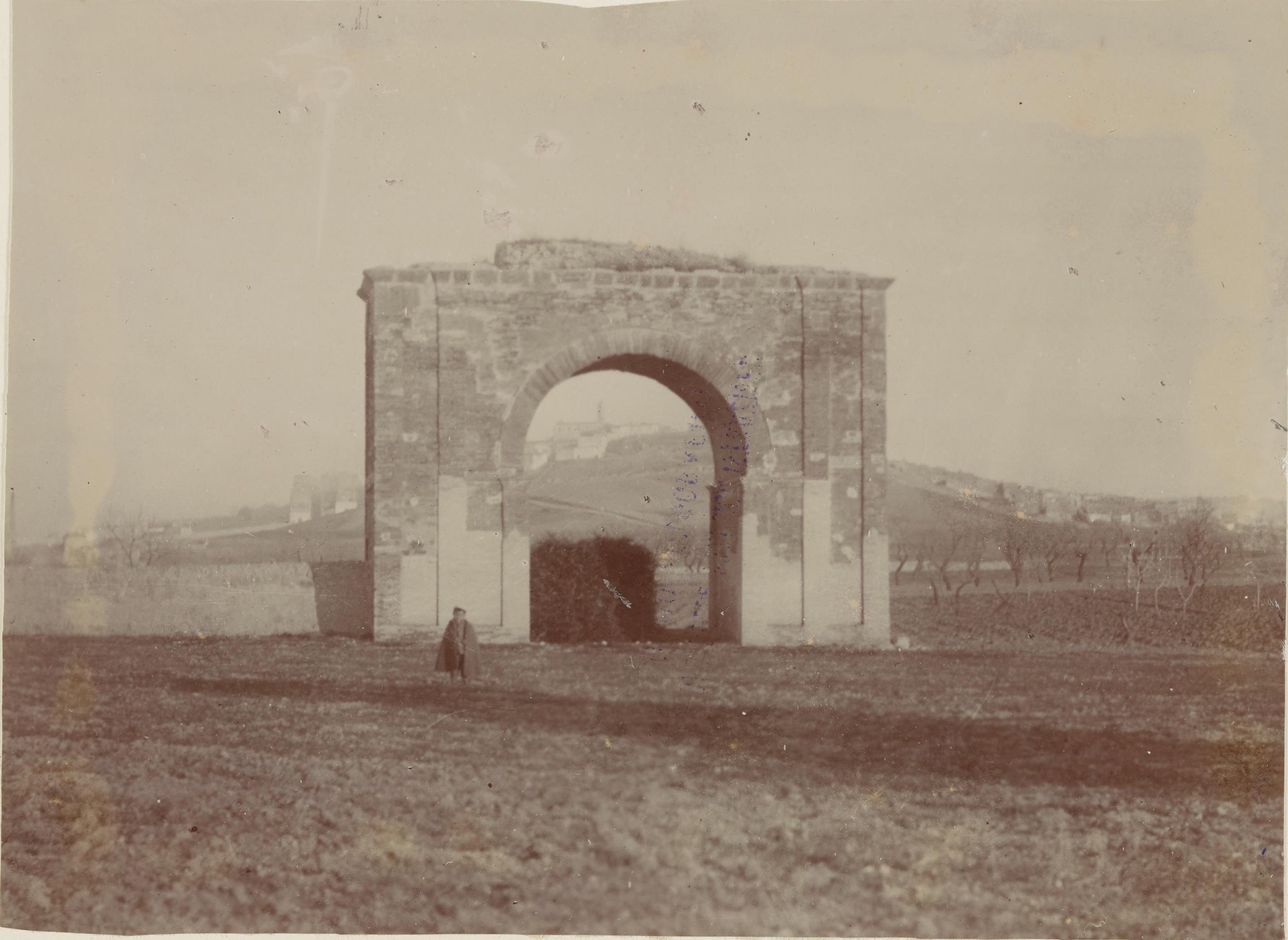 Fotografo non identificato, Canosa di Puglia - Arco romano detta Porta Varrone, 1891-1910, aristotipo, MPI143582