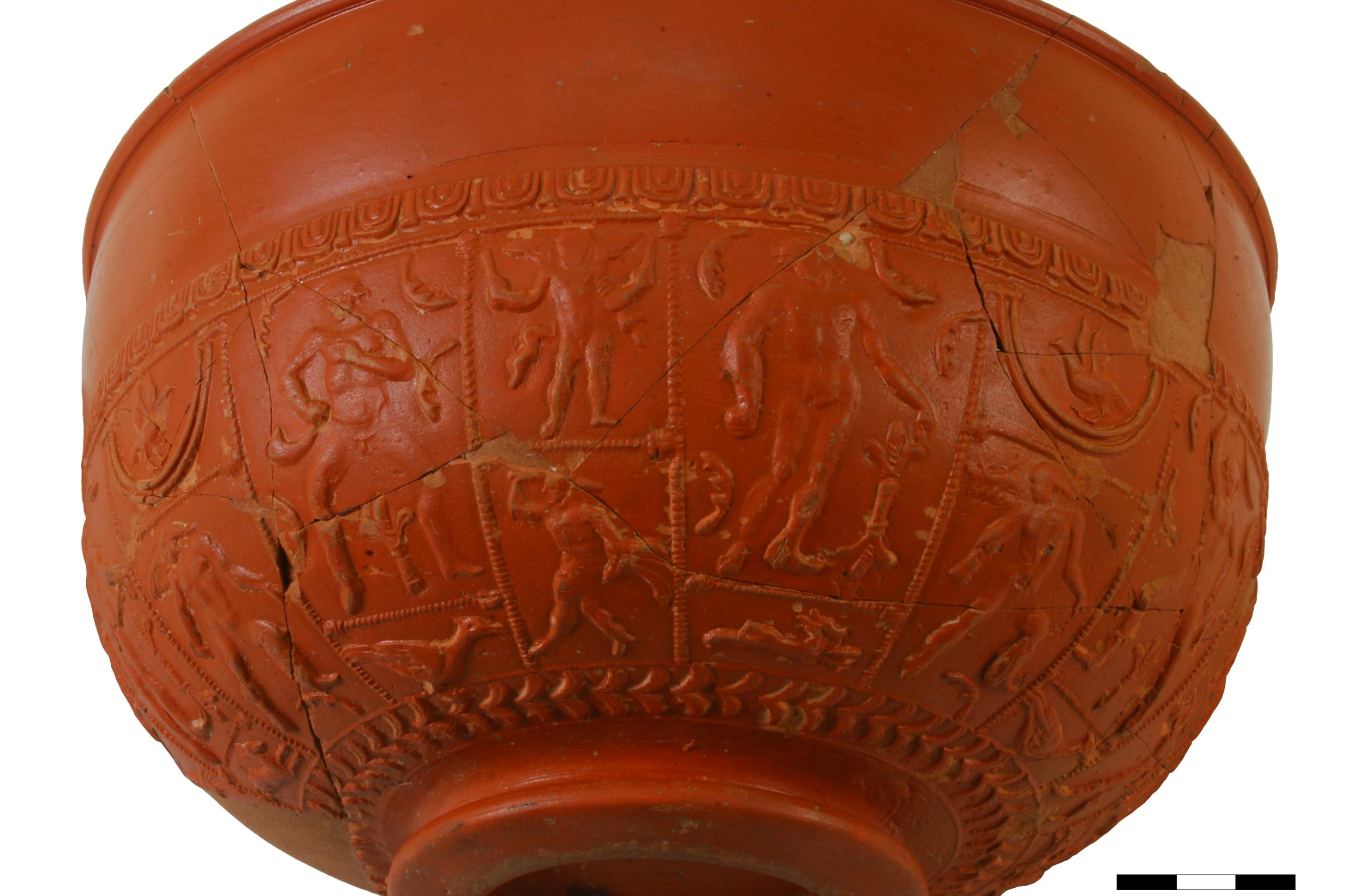 Coppa prodotta a Lezoux dai vasai Quintilianus e/o Laxtucissa tra il 140 e il 160.
