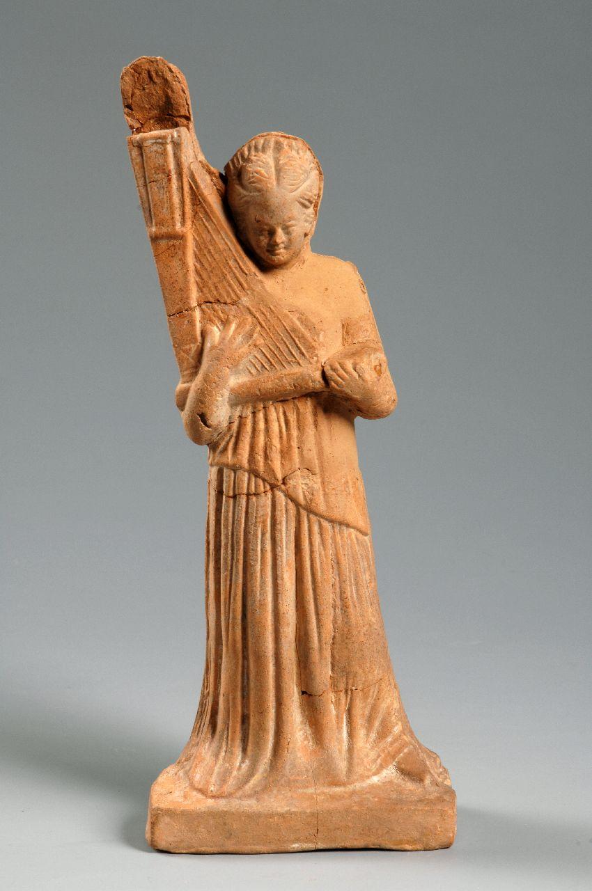 Statuetta raffigurante una fanciulla che suona la cetra, III-II secolo a.C., terracotta, Musei Reali - Museo di Antichità, 0100192390