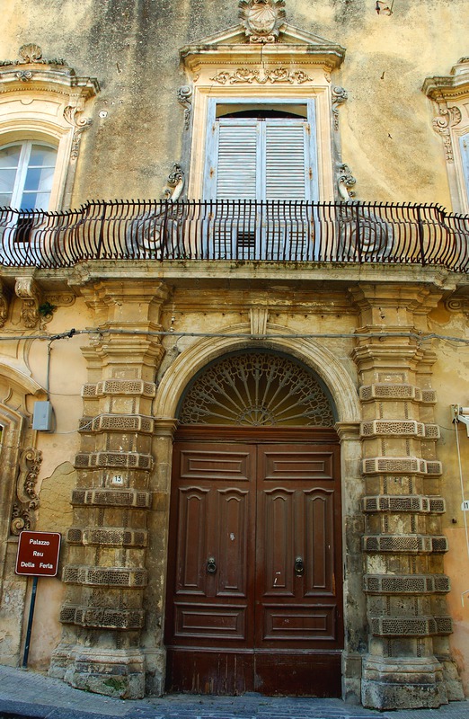 Gabinetto Fotografico Nazionale, Buratta, Fabrizio - Stocchi, Albino, Noto - Palazzo Rau della Ferla, facciata, particolare del portale d'ingresso, 2005, fotografia digitale, DGT003468