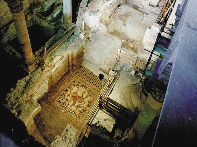Bitonto. Cattedrale veduta generale degli scavi sotto il soccorpo
