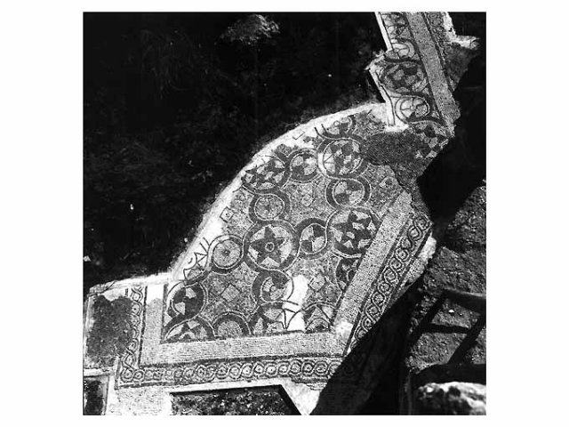 Canosa di Puglia. Battistero di San Giovanni, ambiente sud-orientale, lembo di mosaico