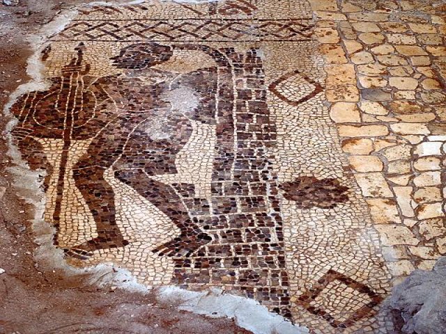 Giovinazzo. Cattedrale di S. Maria Assunta, mosaico, particolare con guerriero