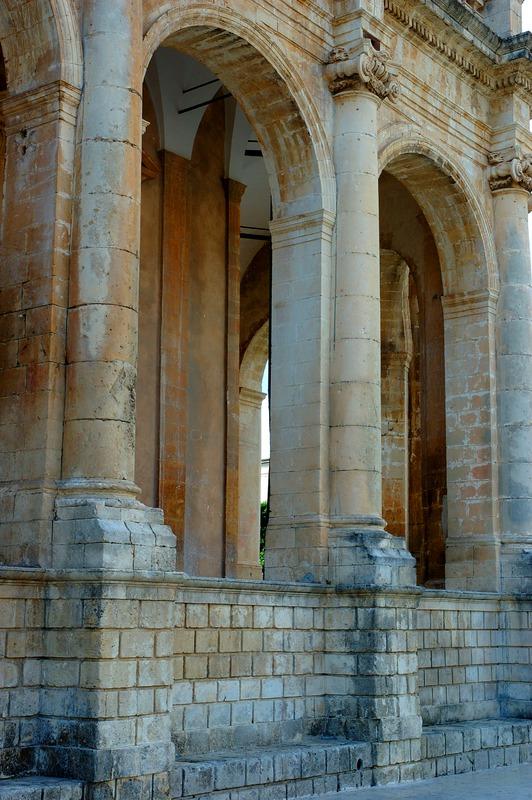 Gabinetto Fotografico Nazionale, Buratta, Fabrizio - Stocchi, Albino, Noto - Palazzo Ducezio sede del Municipio, particolare del portico, 2005, fotografia digitale, DGT003405