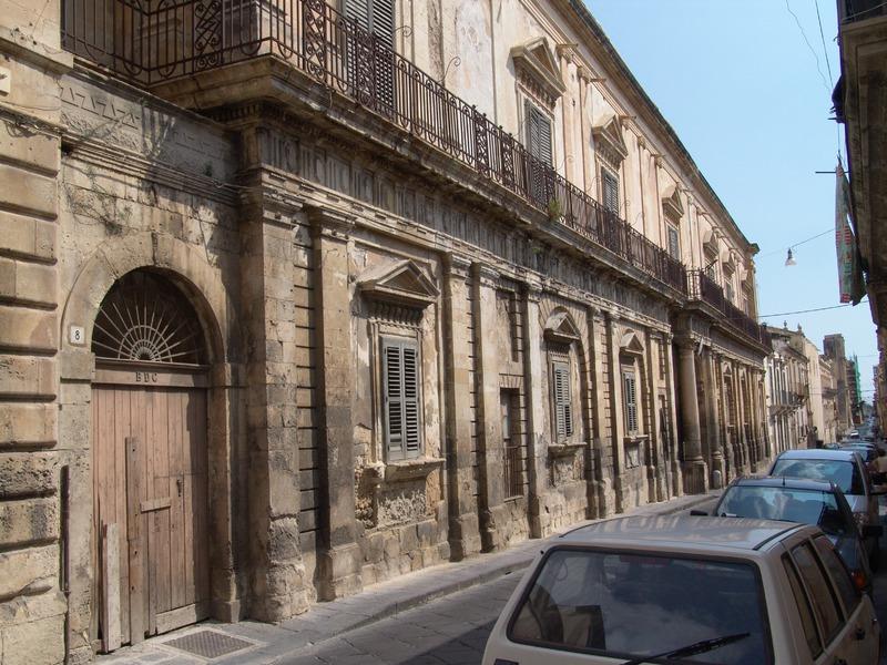 Gabinetto Fotografico Nazionale, Buratta, Fabrizio - Stocchi, Albino, Noto - Scorcio di via C. Benso di Cavour con Palazzo Di Lorenzo del Castelluccio, 2005, fotografia digitale, DGT003345