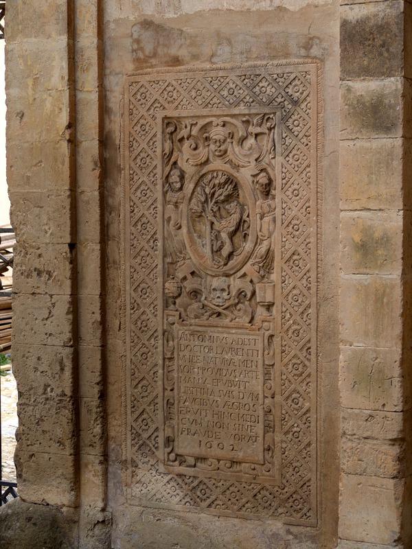 Gabinetto Fotografico Nazionale, Buratta, Fabrizio - Stocchi, Albino, Noto - Palazzo Di Lorenzo del Castelluccio, corte, lastra marmorea con stemma ed iscrizione murata ai lati del cancello, 2005, fotografia digitale, DGT003348