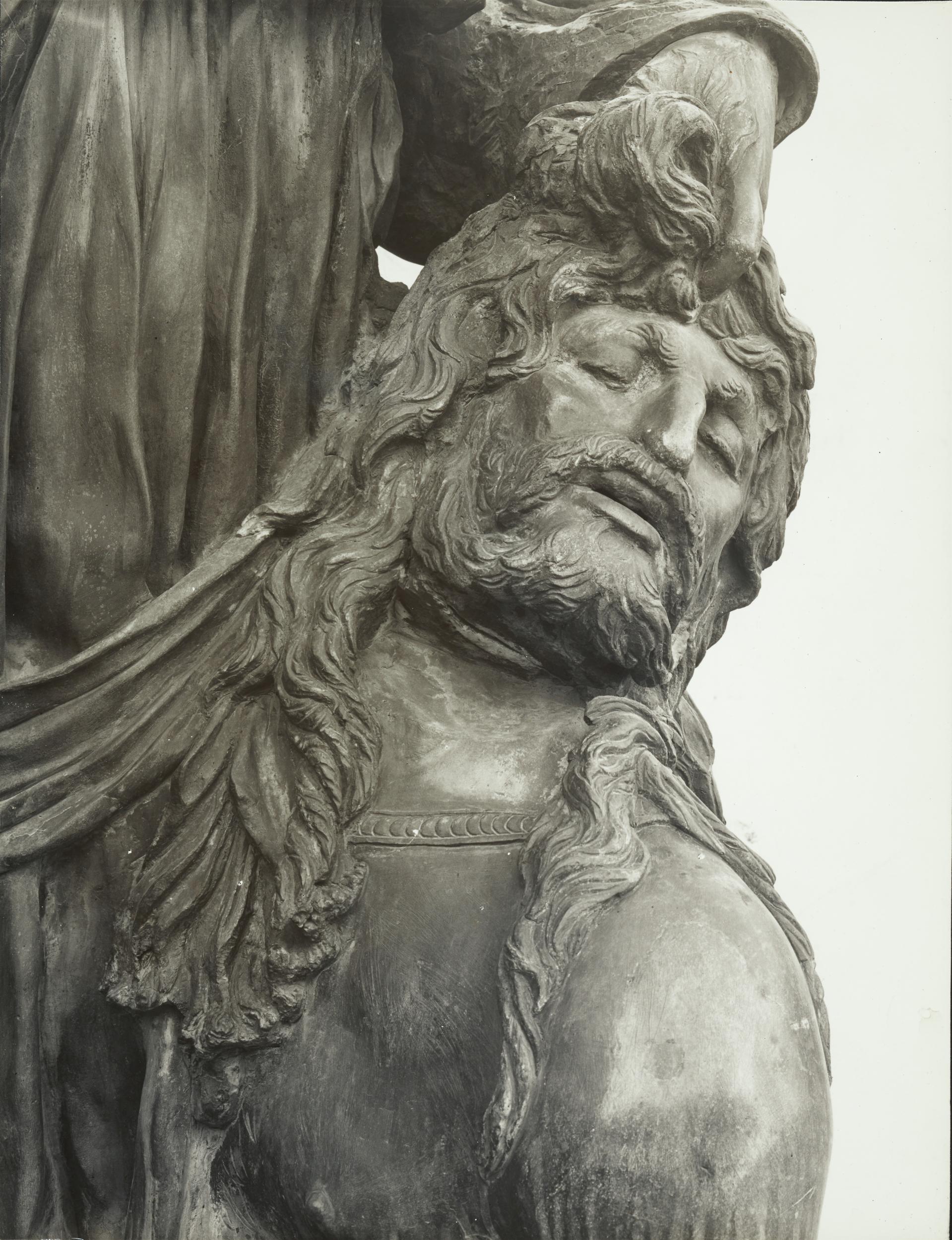 Gino Malenotti, Firenze - Piazza della Signoria, La Giuditta oggi a Palazzo Vecchio, la figura di Oloferne, 1931- 1938, gelatina ai sali d'argento, MPI6022146