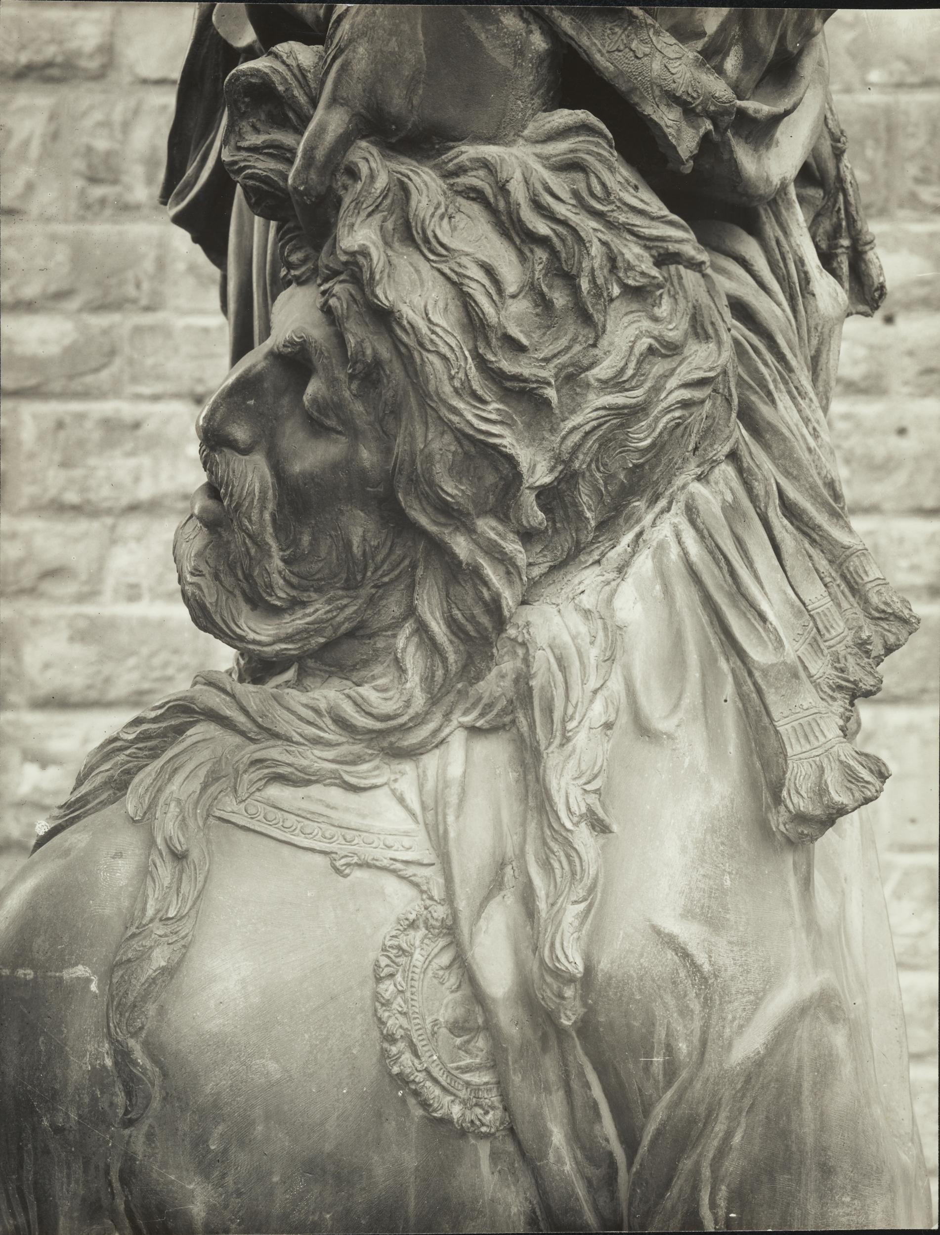 Gino Malenotti, Firenze - Piazza della Signoria, La Giuditta oggi a Palazzo Vecchio, la figura di Oloferne, 1931- 1938, gelatina ai sali d'argento, MPI6022147