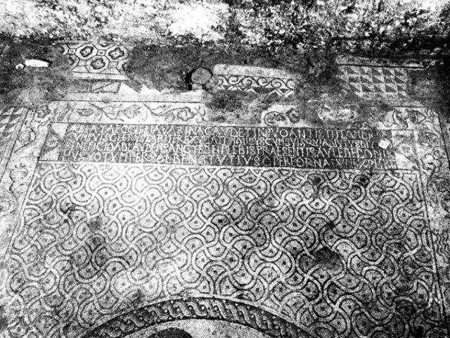 Bari. Cattedrale, soccorpo, l'iscrizione nel mosaico paleocristiano