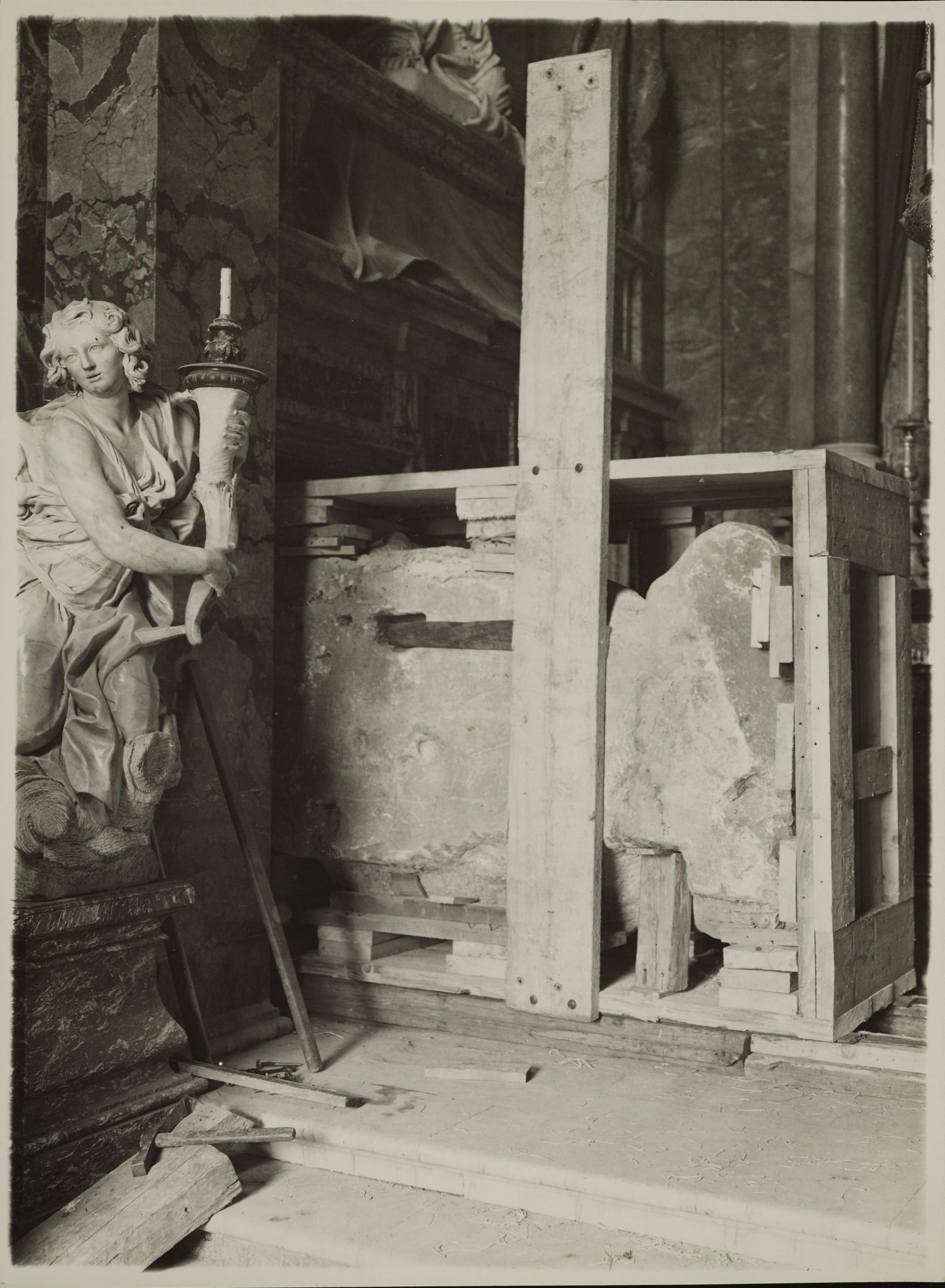 Regia Soprintendenza ai Monumenti del Lazio, Chiesa di S. Rosalia, Pietà di Palestrina, oggi nella Galleria dell'Accademia di Firenze, trasporto, 1939-1940, gelatina ai sali d'argento, MPI6099517