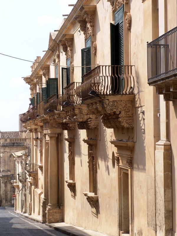 Gabinetto Fotografico Nazionale, Buratta, Fabrizio - Stocchi, Albino, Noto - Palazzo Nicolaci di Villadorata, facciata, veduta di scorcio, 2005, fotografia digitale, DGT003356