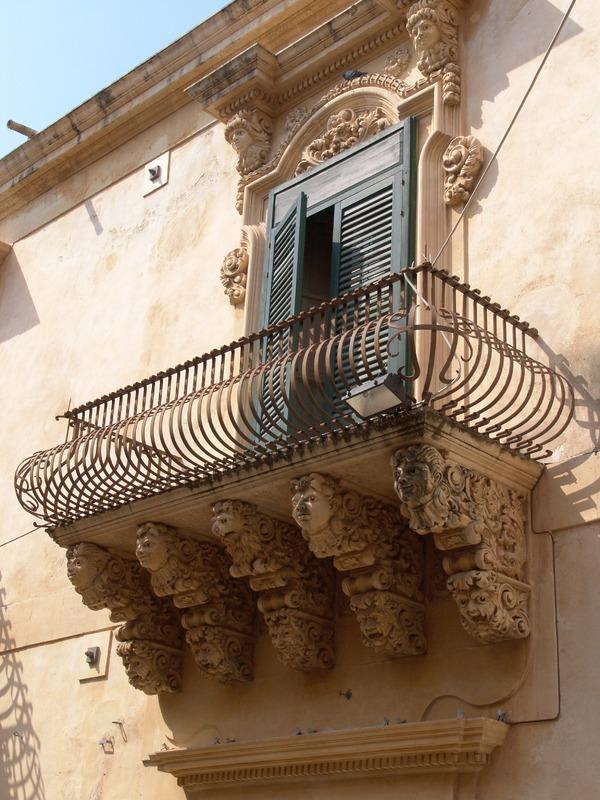 Gabinetto Fotografico Nazionale, Buratta, Fabrizio - Stocchi, Albino, Noto - Palazzo Nicolaci di Villadorata, facciata, particolare balcone, 2005, fotografia digitale, DGT003358