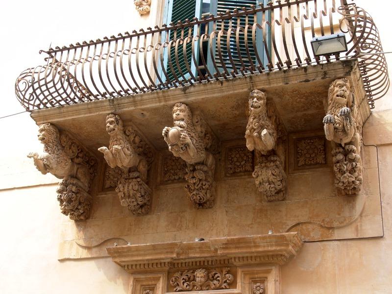 Gabinetto Fotografico Nazionale, Buratta, Fabrizio - Stocchi, Albino, Noto - Palazzo Nicolaci di Villadorata, facciata, particolare balcone, 2005, fotografia digitale, DGT003360