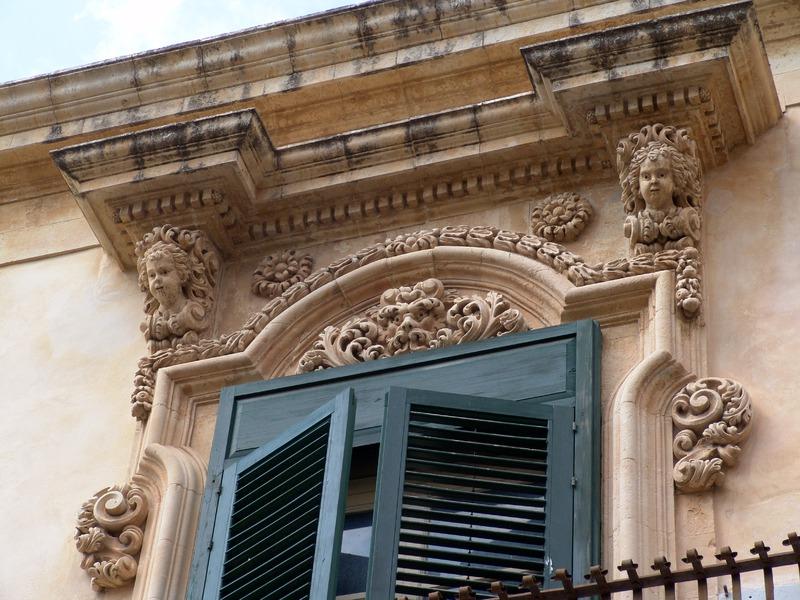 Gabinetto Fotografico Nazionale, Buratta, Fabrizio - Stocchi, Albino, Noto - Palazzo Nicolaci di Villadorata, facciata, particolare decorazione scultorea di una finestra, 2005, fotografia digitale, DGT003361