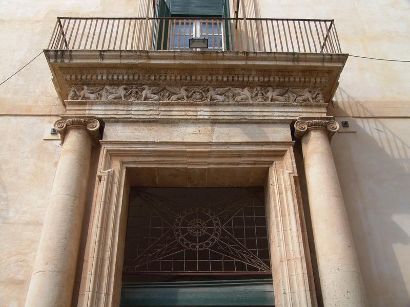 Gabinetto Fotografico Nazionale, Buratta, Fabrizio - Stocchi, Albino, Noto - Palazzo Nicolaci di Villadorata, facciata, portale d'ingresso, 2005, fotografia digitale, DGT003364