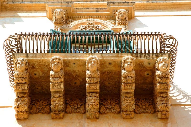 Gabinetto Fotografico Nazionale, Buratta, Fabrizio - Stocchi, Albino, Noto - Palazzo Nicolaci di Villadorata, facciata, particolare balcone, 2005, fotografia digitale, DGT003412