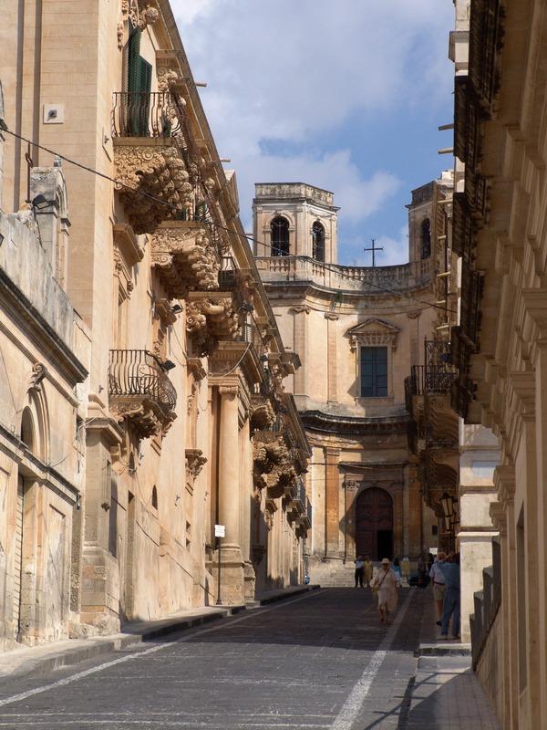 Gabinetto Fotografico Nazionale, Buratta, Fabrizio - Stocchi, Albino, Noto - Chiesa di Montevergine, facciata vista dalla salita Nicolaci, 2005, fotografia digitale, DGT003324