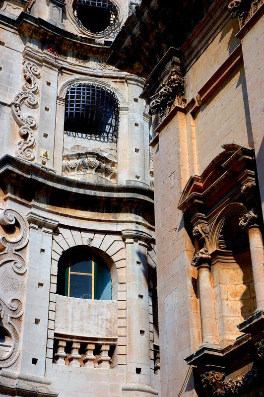 Gabinetto Fotografico Nazionale, Buratta, Fabrizio - Stocchi, Albino, Noto -  Monastero del SS. Salvatore, particolare delle finestre e scorcio della scalinata della Chiesa di S. Francesco o dell'Immacolata, 2005, fotografia digitale, DGT003390