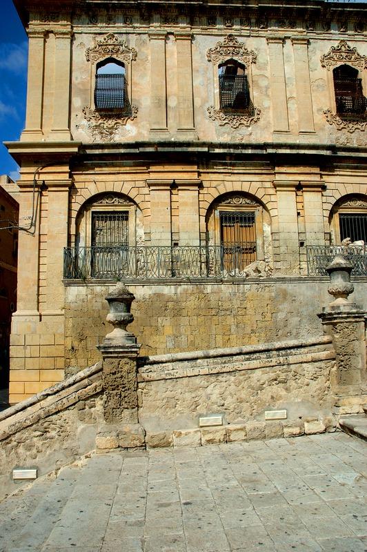 Gabinetto Fotografico Nazionale, Buratta, Fabrizio - Stocchi, Albino, Noto -  Monastero del SS. Salvatore, particolare delle finestre e scorcio della scalinata della Chiesa di S. Francesco o dell'Immacolata, 2005, fotografia digitale, DGT003394