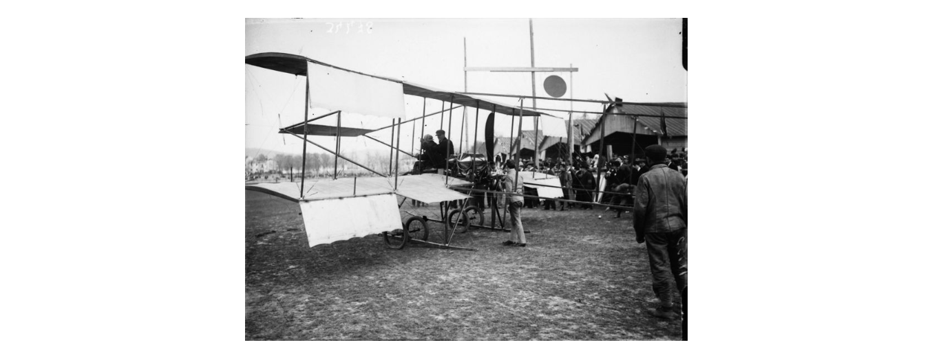 Mario Nunes Vais, Biplano con a bordo due aviatori ripreso prima della partenza, a Campo di Marte, in occasione della I Dimostrazione di volo, 1910, gelatina ai sali d'argento, F034478