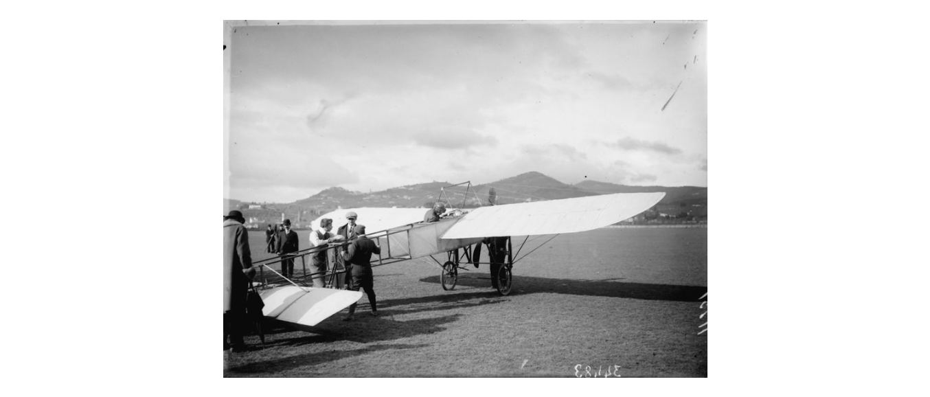 Mario Nunes Vais, Biplano con a bordo un aviatore ripreso prima della partenza, a Campo di Marte, in occasione della I Dimostrazione di volo, 1910, gelatina ai sali d'argento, F034483