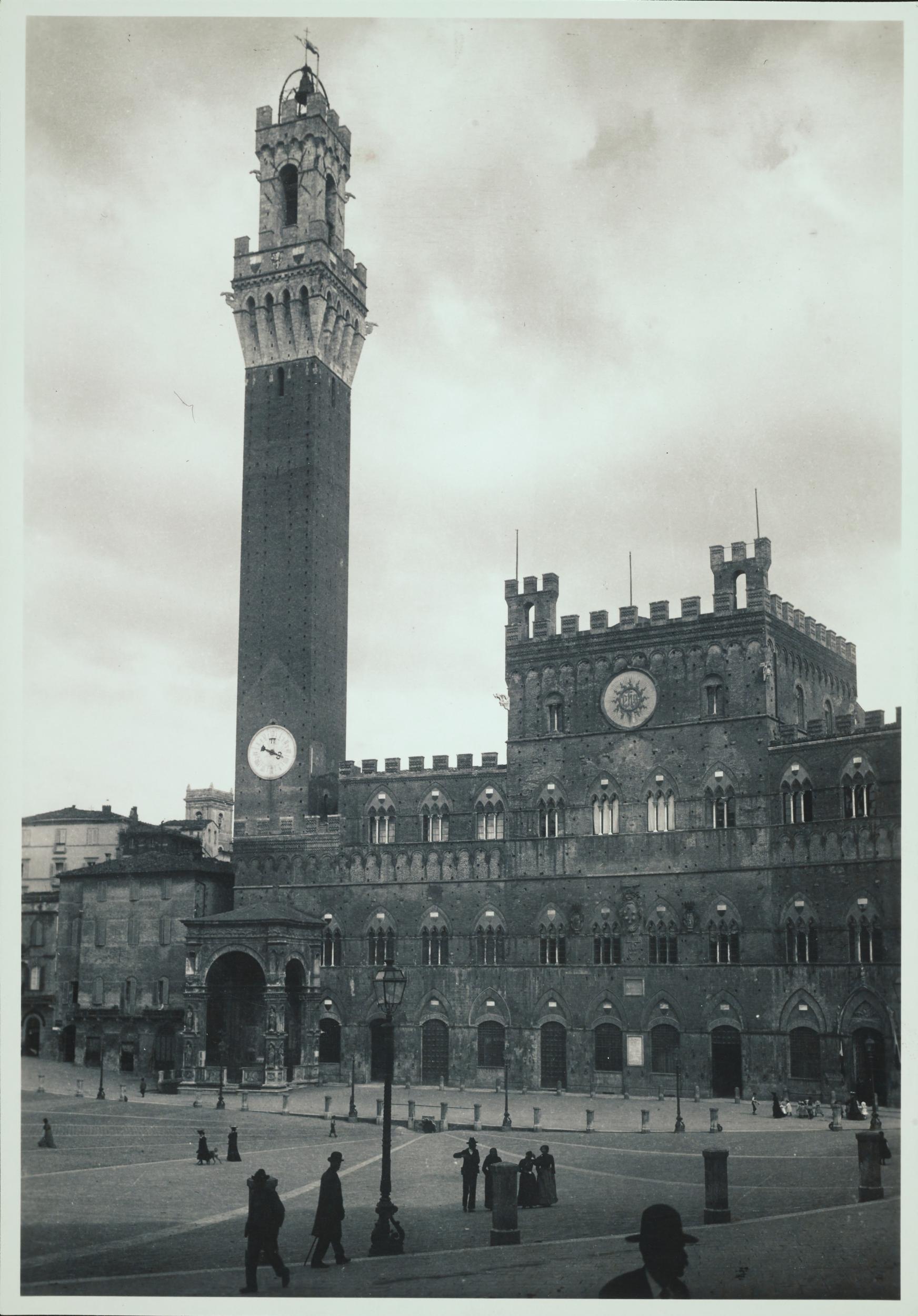 Fotografo non identificato, Siena - Palazzo Pubblico o Comunale, oggi sede del Museo Civico, facciata e Piazza del Campo, MPI6082384