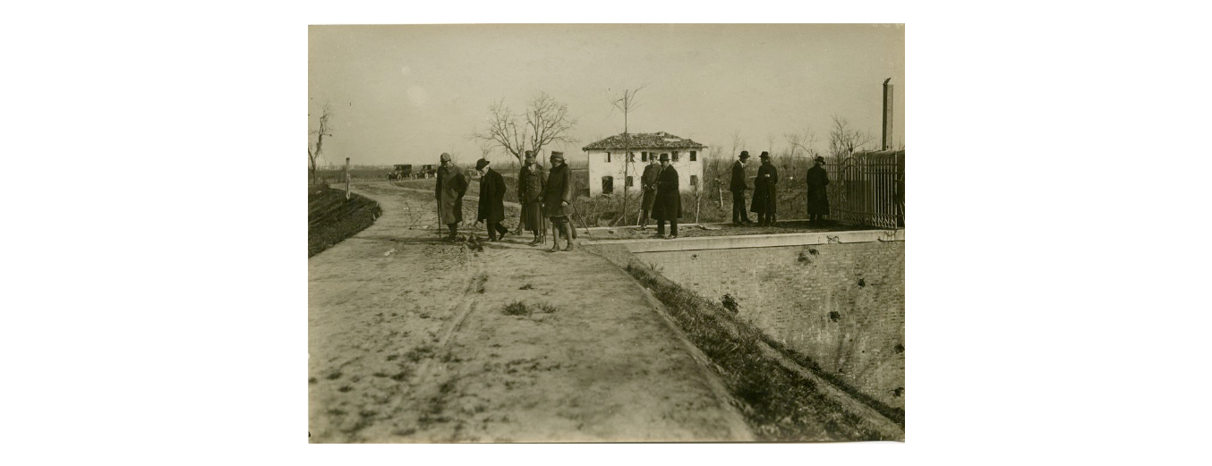Fotografo non identificato, Visita ai lavori di ripristino degli argini del fiume Piave del Magistrato alle Acque e del Capo del Terzo Ufficio Lavori, 1919, gelatina ai sali d'argento, 12x17 cm, PV000035