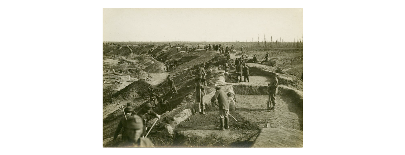 Fotografo non identificato, Presidente del Magistrato alle Acque e del Capo del Terzo Ufficio Lavori in visita ai lavori di ripristino degli argini del fiume Piave, 1919, gelatina ai sali d'argento, 12x17 cm, PV000165