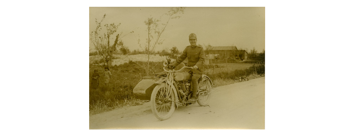 Fotografo non identificato, Treviso - Ritratto di militare su un motoveicolo, 1919, gelatina ai sali d'argento, 12x17 cm, PV000016