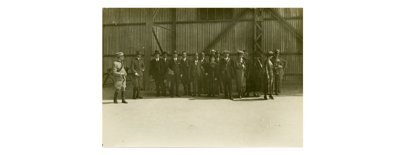 Fotografo non identificato, Passeggeri ed equipaggio - Primo viaggio Milano Venezia del dirigibile F.6, 1919, gelatina ai sali d'argento, 12x17 cm, PV000164