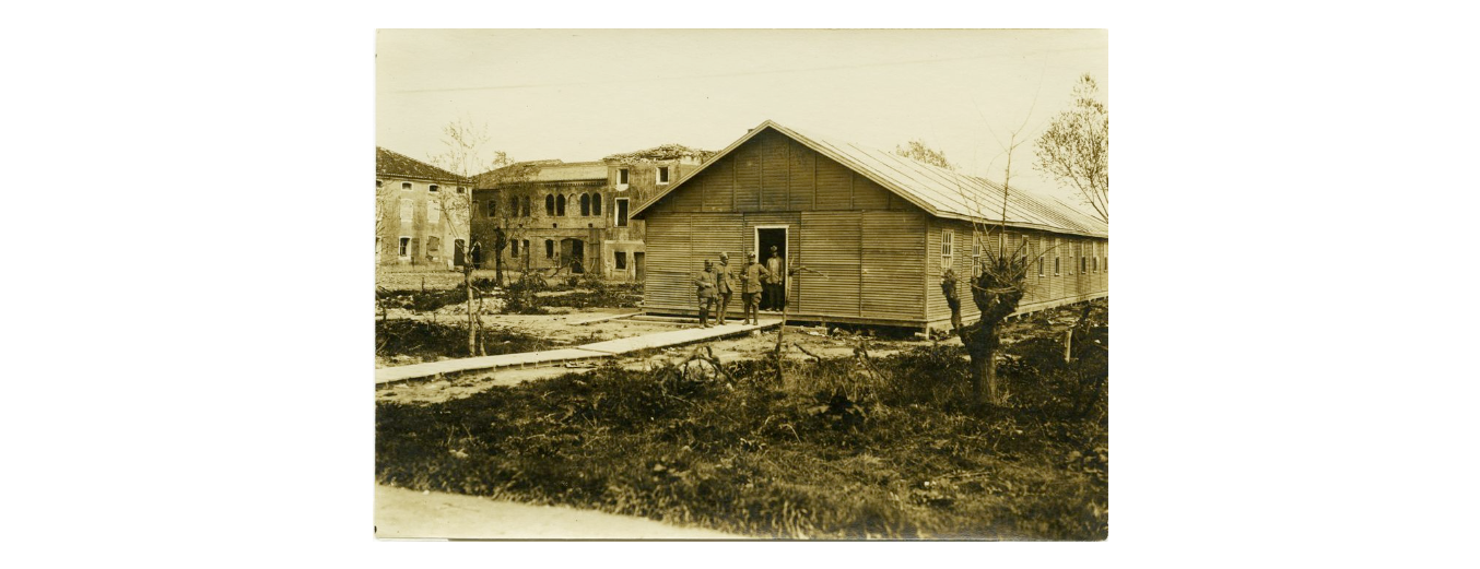 Fotografo non identificato, Jesolo - Baracca tipo americano fornita e montata a Cavazuccherina dal Genio Militare, 1919, gelatina ai sali d'argento, 12x17 cm, PV000124
