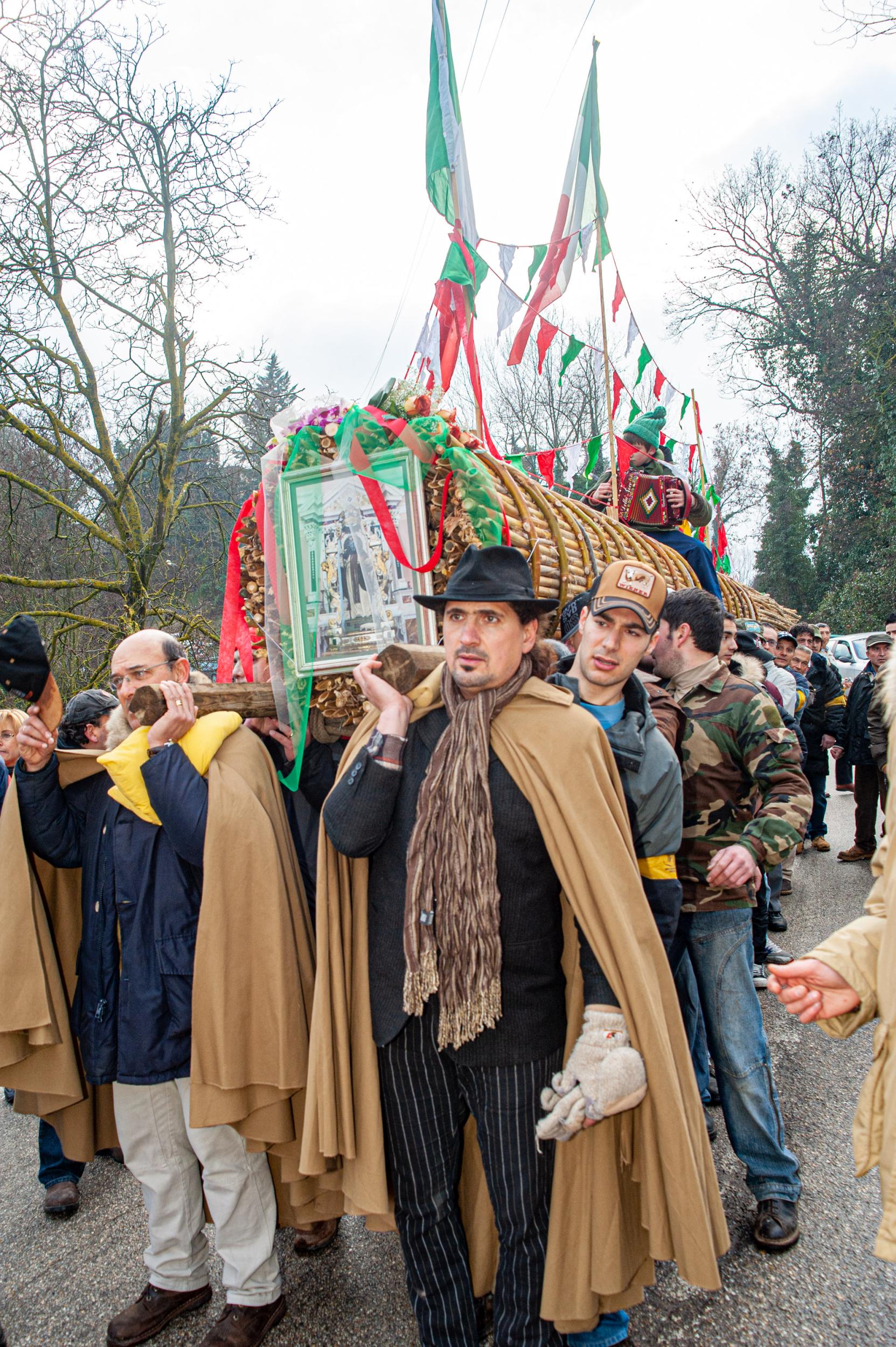 Roberto Monasterio, Il trasporto della farchia a spalla, 2009, fotografia digitale
