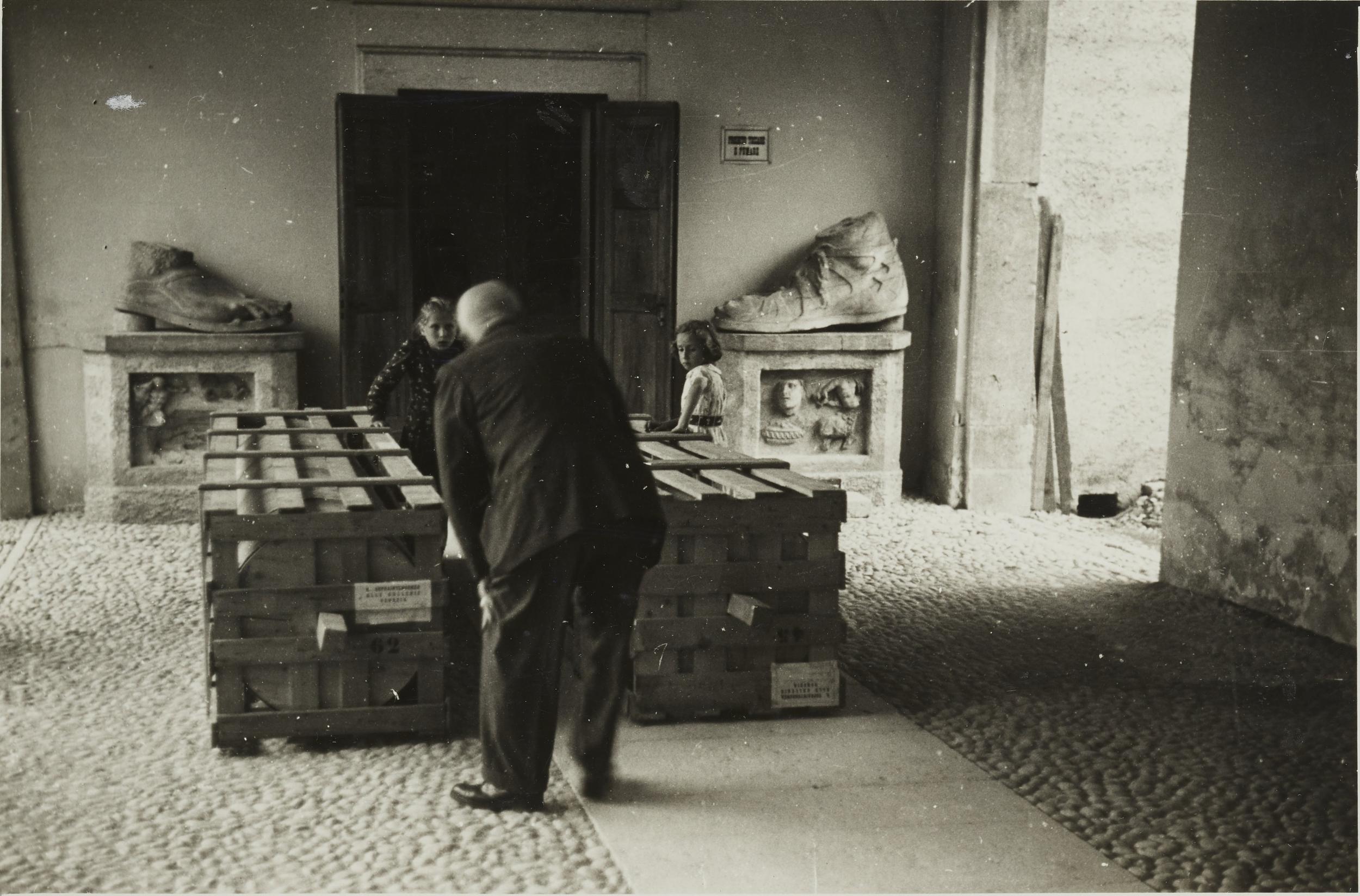 Fotografo non identificato, Possagno - Museo Canova, Gipsoteca, trasporto di opere d'arte, gelatina ai sali d'argento, MPI6105648