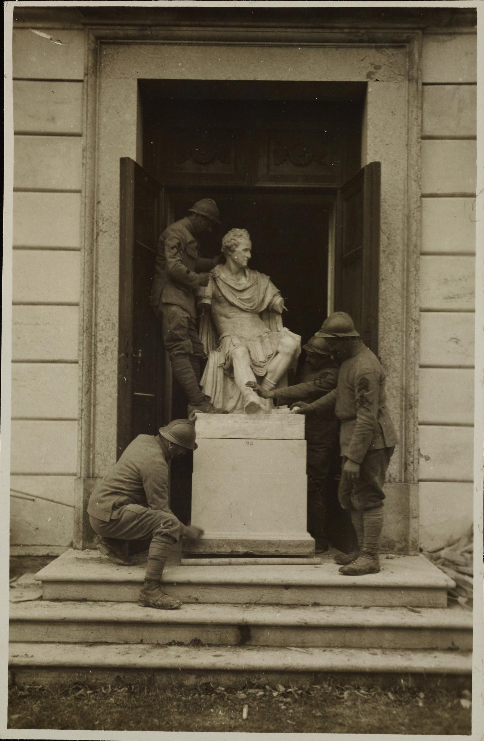 Fotografo non identificato, Possagno - Museo Canova, Gipsoteca, trasporto della statua di George Washington dopo i bombardamenti, gelatina ai sali d'argento, MPI306556