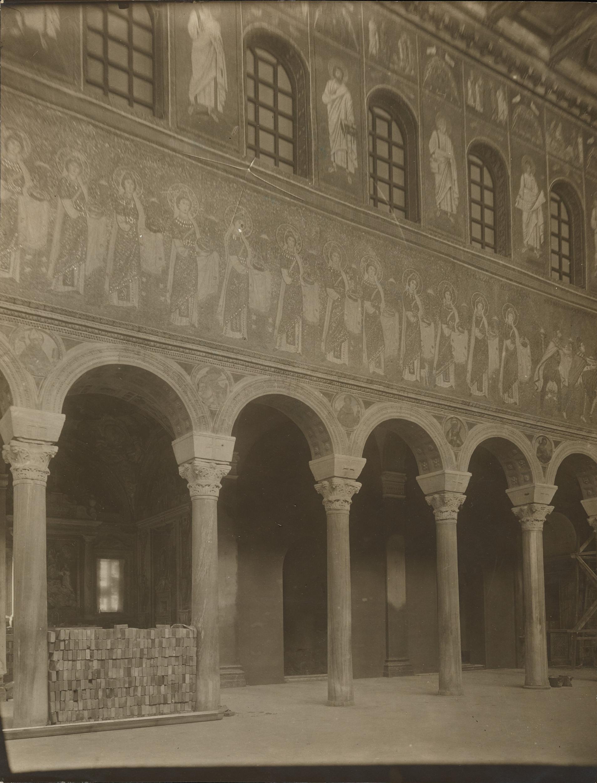 Fotografo non identificato, Ravenna - Basilica di S. Apollinare Nuovo, interno durante i lavori per le protezioni anti aeree, gelatina ai sali d'argento, MPI6088606
