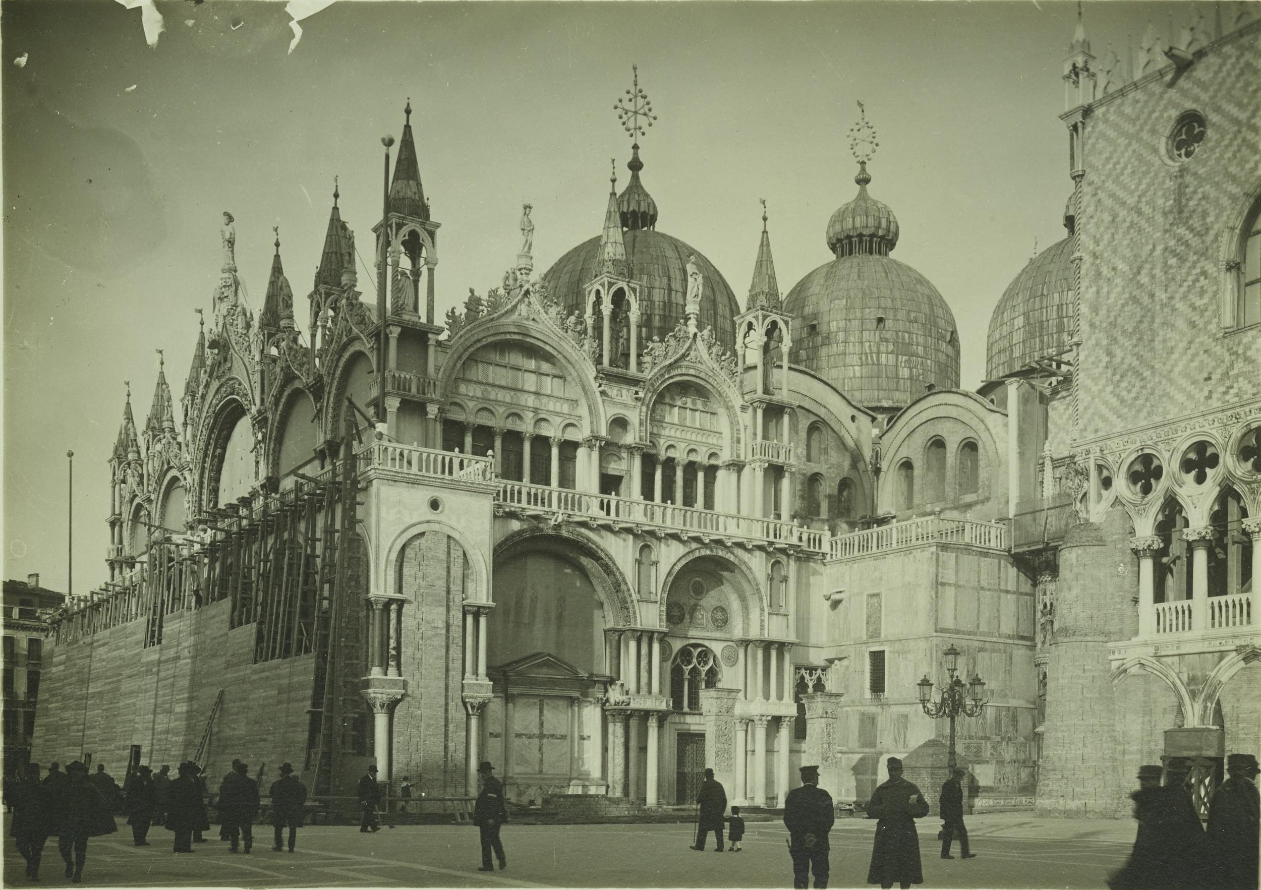 Fotografo non identificato, Venezia - Basilica di S. Marco, facciata, protezione anti bellica, gelatina ai sali d'argento, MPI153197
