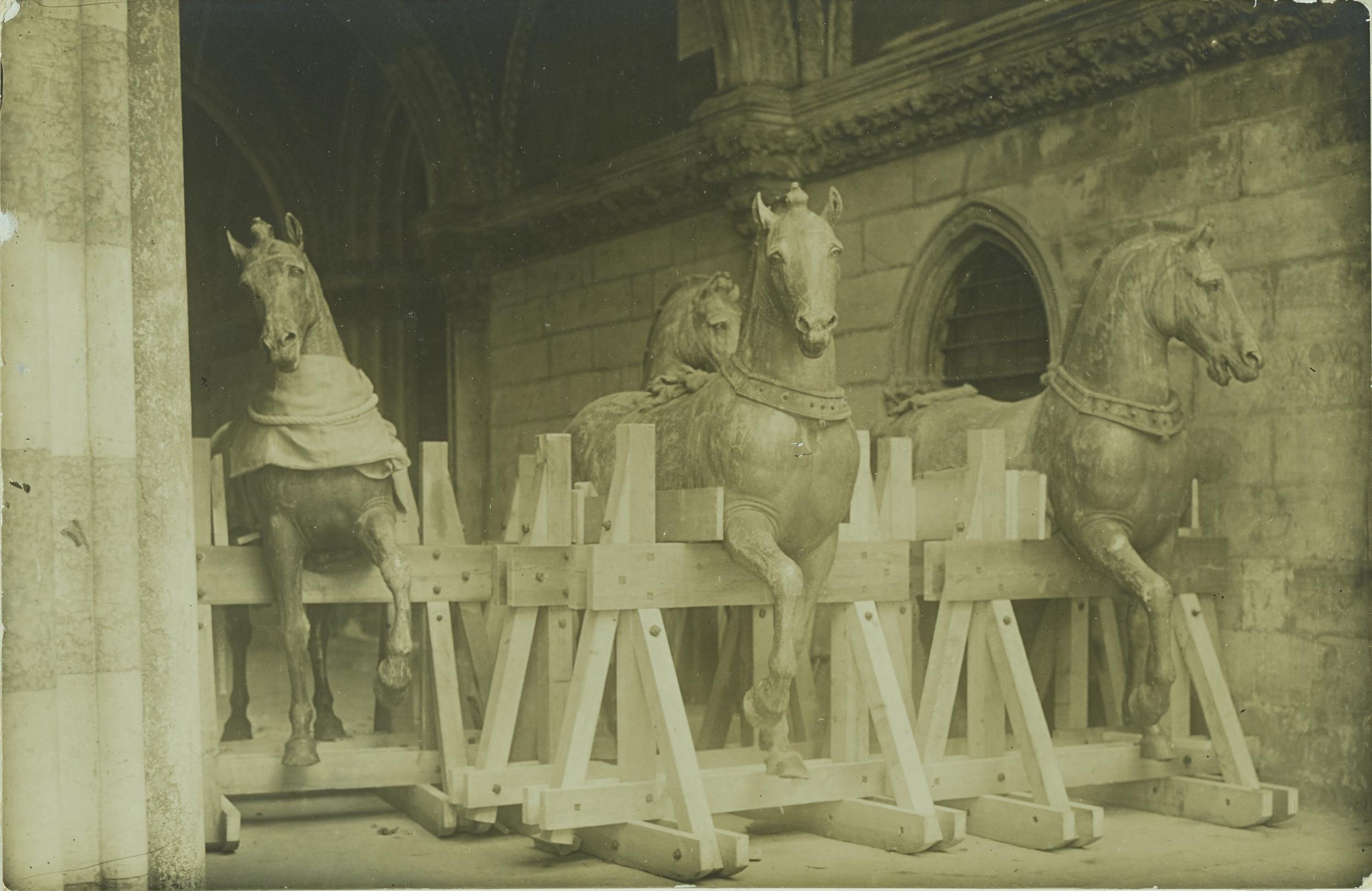 Fotografo non identificato, Venezia - Basilica di S. Marco, cavalli, trasporto, 1915, MPI6075931