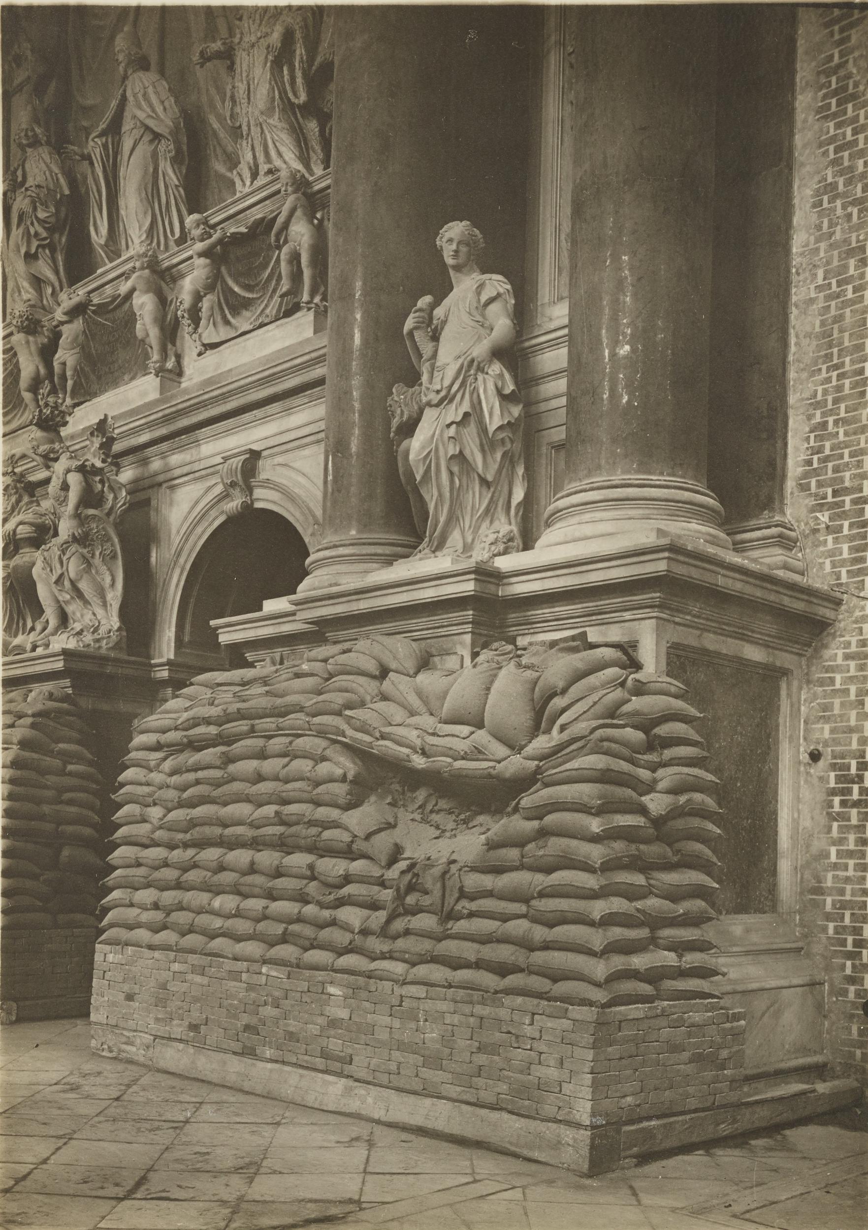 Fotografo non identificato, Venezia - Basilica dei Ss. Giovanni e Paolo, monumento Valier, protezione, gelatina ai sali d'argento, MPI306546