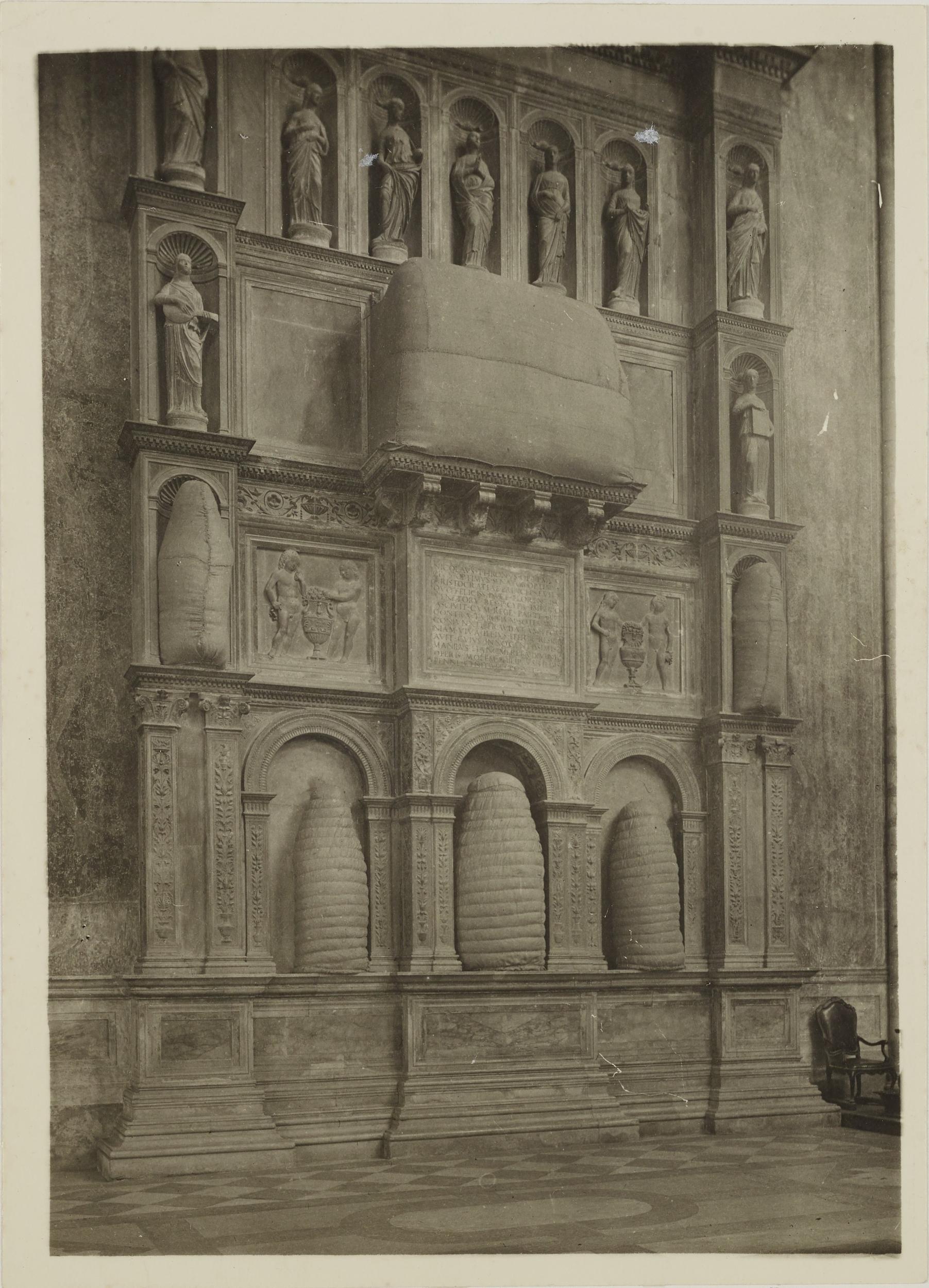 Fotografo non identificato, Venezia - Basilica di S. Maria Gloriosa dei Frari, monumento Tron, protezioni, MPI153081