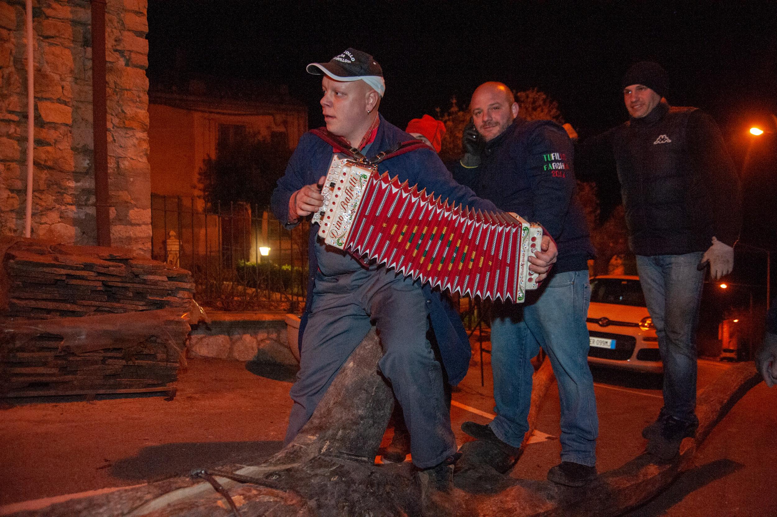 Roberto Monasterio, Festa durante la preparazione della farchia, 2014, fotografia digitale