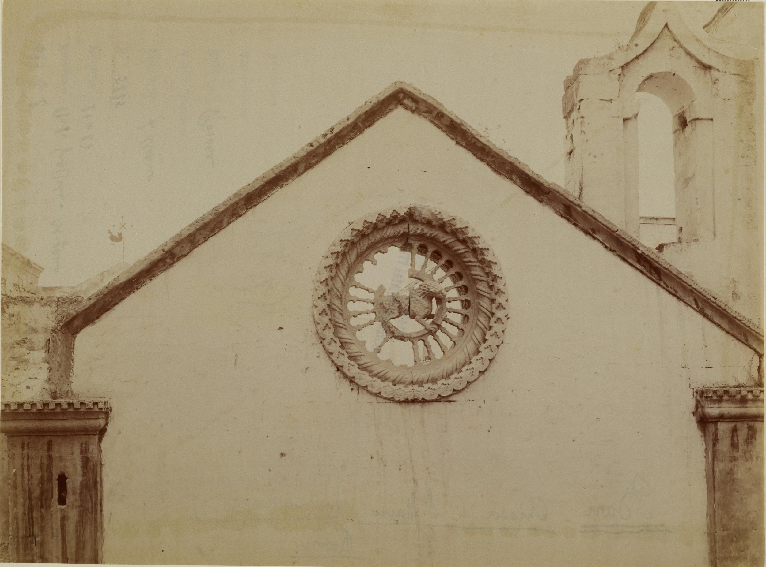 Fotografo non identificato, Bari - Chiesa di S. Marco, rosone con simbolo di S. Marco Evangelista, 1901-1910, albumina/carta, MPI136721