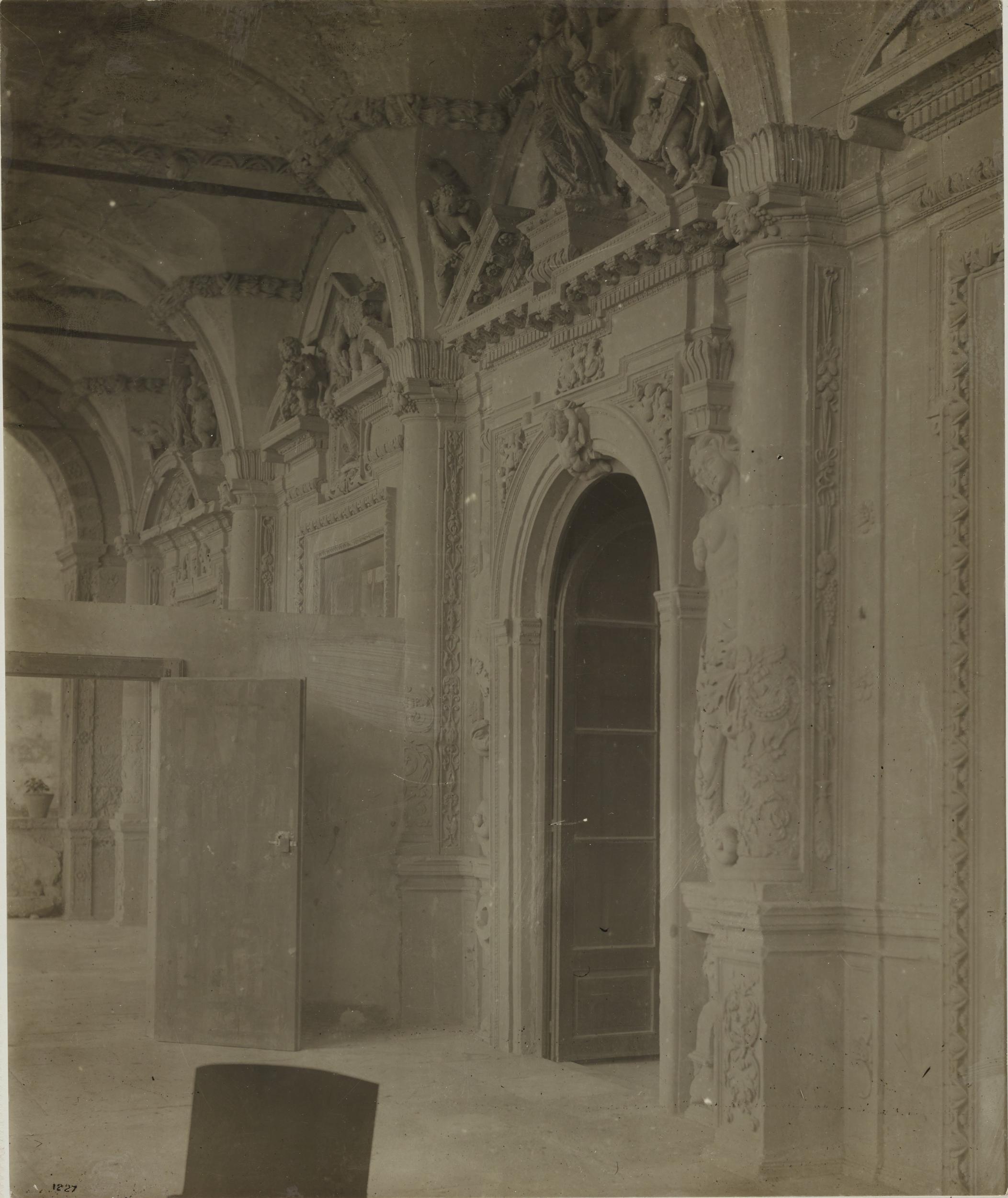 Fotografo non identificato, Barletta - Palazzo Montalto della Marra, la loggia, lavori di sistemazione, 1901-1925, gelatina ai sali d'argento/carta, MPI152544