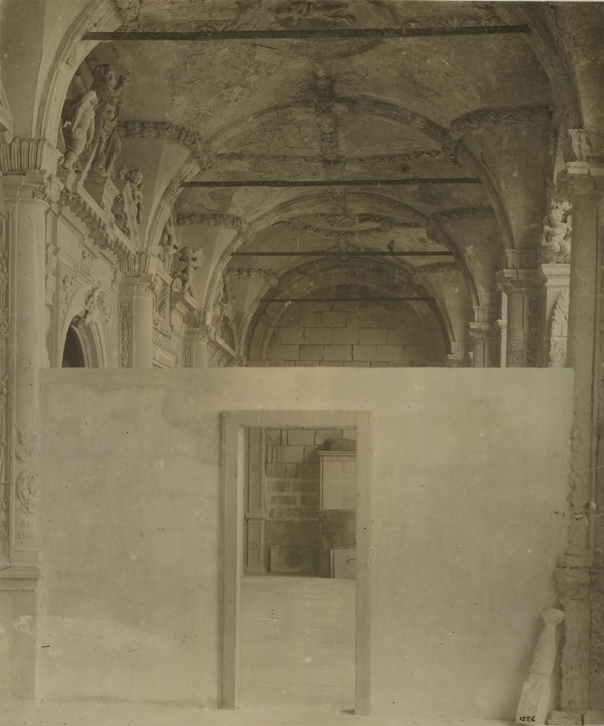 Fotografo non identificato, Barletta - Palazzo Montalto della Marra, la loggia, lavori di sistemazione, 1901-1925, gelatina ai sali d'argento/carta, MPI152545
