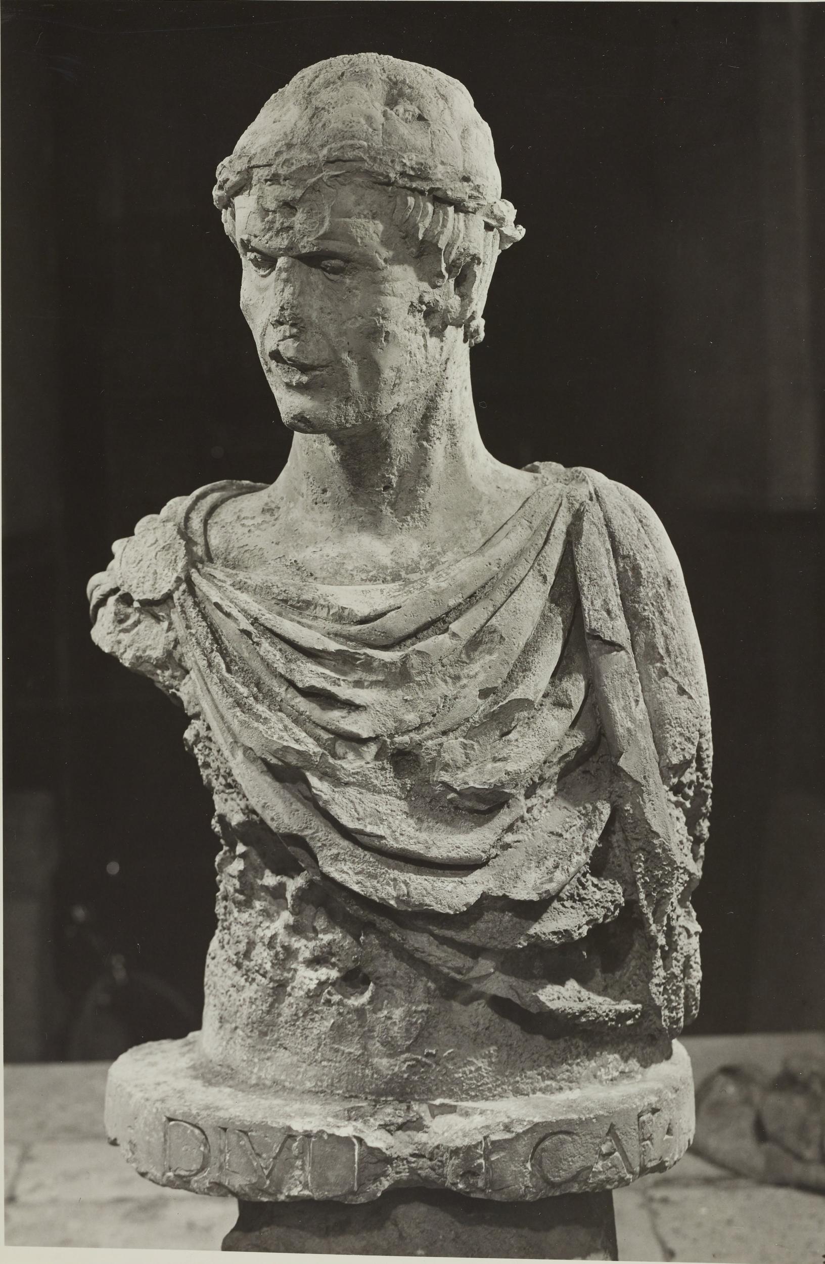 Fotografo non identificato, Barletta - Castello, Museo Civico, busto detto di Federico II, 1953–1954, gelatina ai sali d'argento/carta, MPI6023052