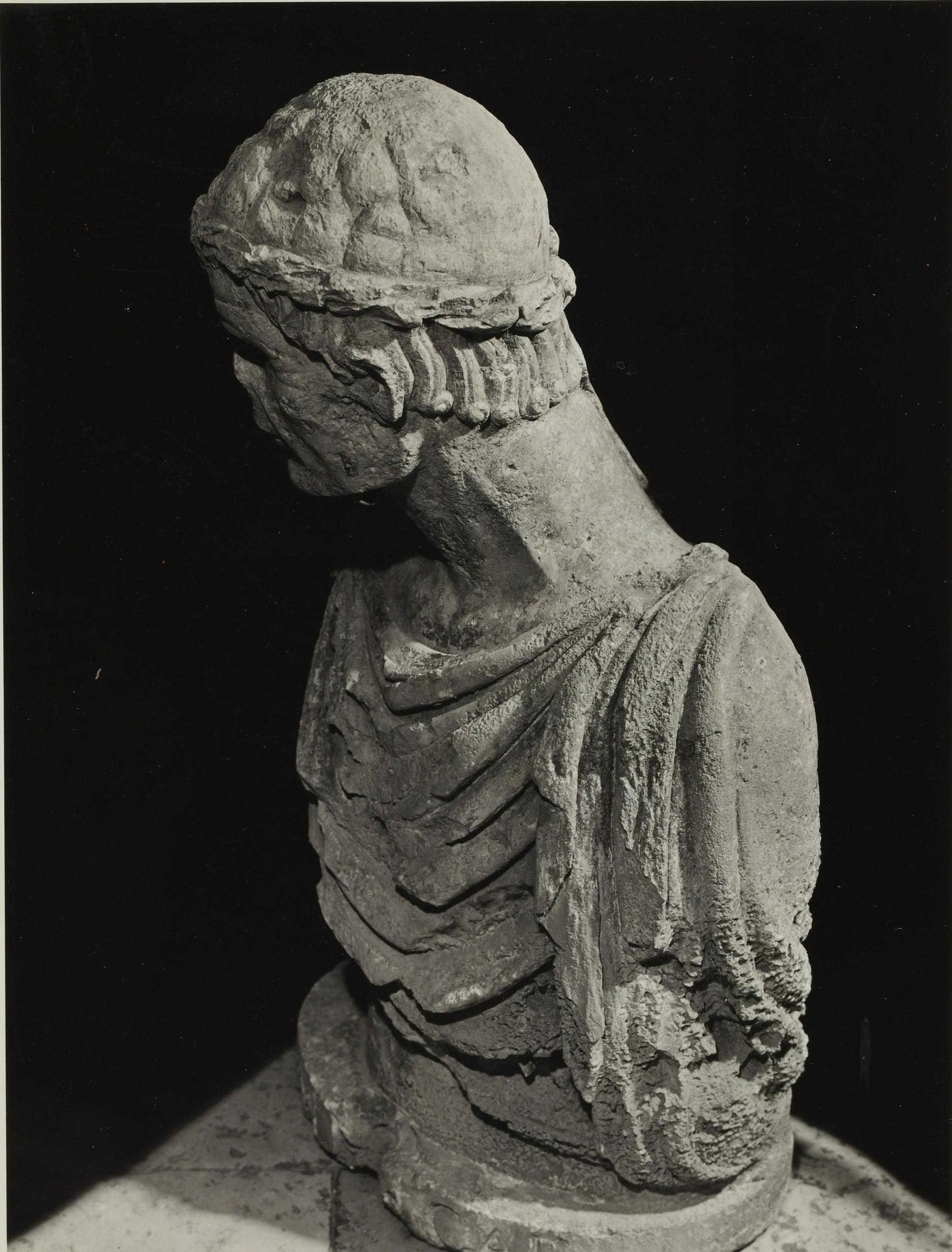 Fotografo non identificato, Barletta - Castello, Museo Civico, busto detto di Federico II, 1953 – 1954, gelatina ai sali d'argento/carta, MPI6023057
