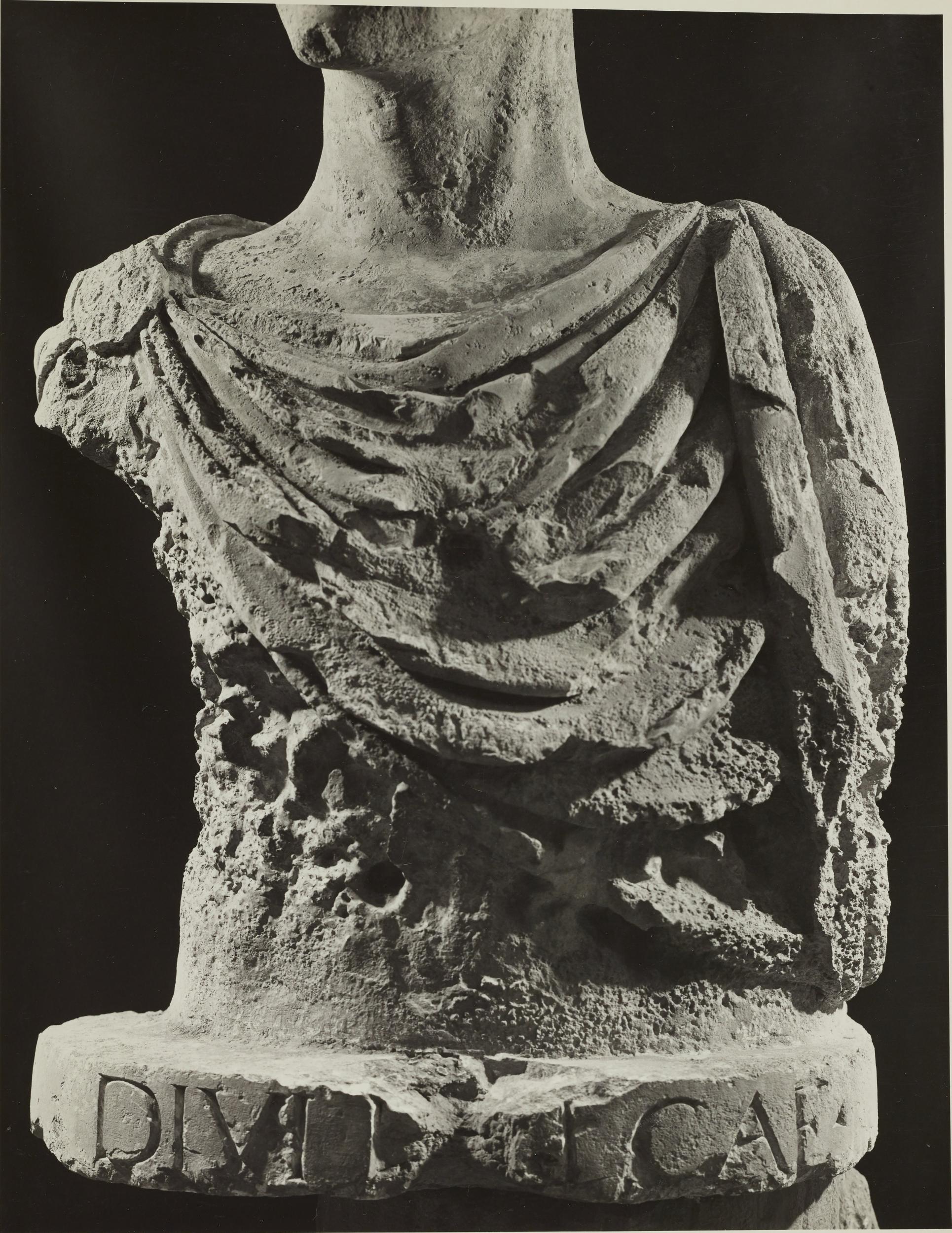 Fotografo non identificato, Barletta - Castello, Museo Civico, busto detto di Federico II, 1951-1975, gelatina ai sali d'argento/carta, MPI6023063