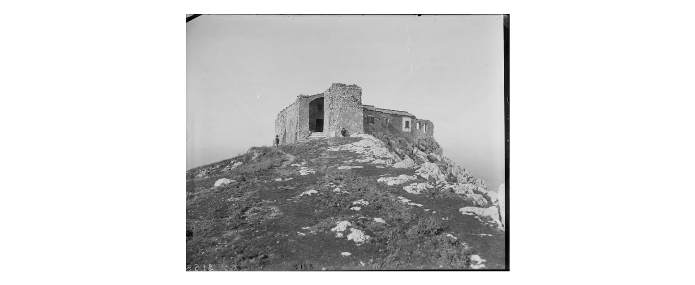 Giovanni Gargiolli, Sant'Oreste - Monte Soratte e Chiesa di S. Silvestro, 1906-1907 ca, gelatina ai sali d'argento, 24x30 cm, C002158